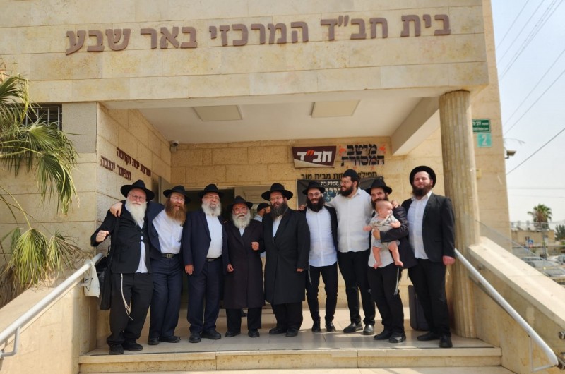 'צאתכם לשלום': 15 שלוחי הרבי בבאר-שבע יצאו לשדה התעופה בן גוריון, משם המריאו יחדיו לאלמא-אטא שבקזחסטאן, לרגל ההילולא של רבי לוי יצחק זצ