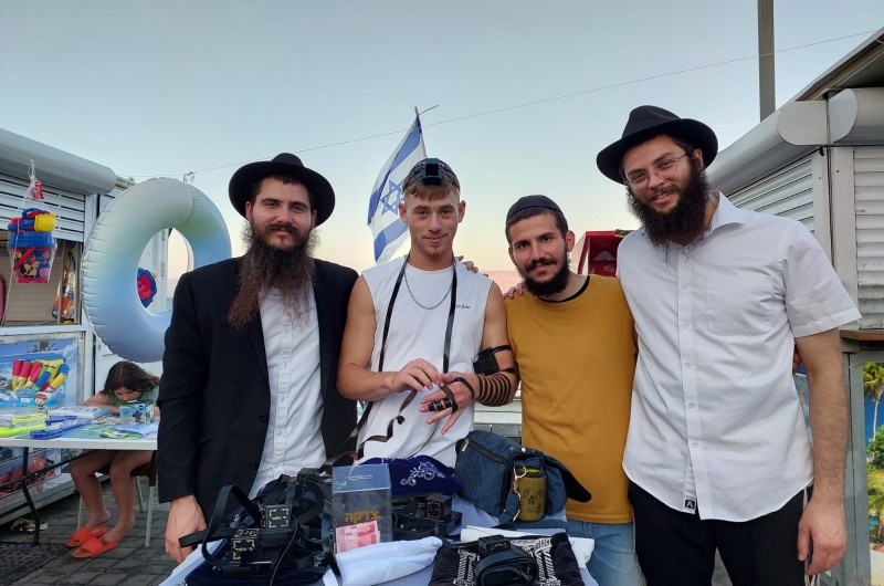 מניינים, תפילין וחברותות: קיץ בבית חב