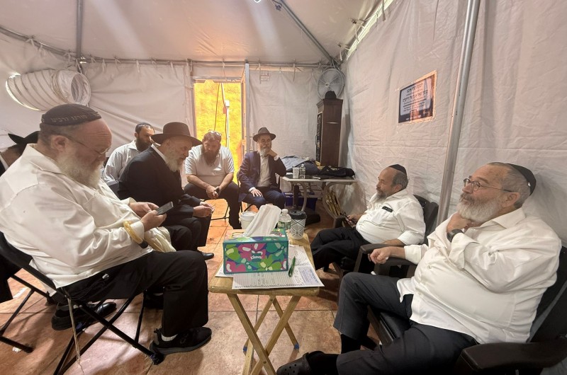 ידידים ובני משפחה במצוות ניחום אבלים אצל ר' גבריאל גופין מניו-יורק היושב 'שבעה' אחר פטירת רעייתו צביה גופין ע