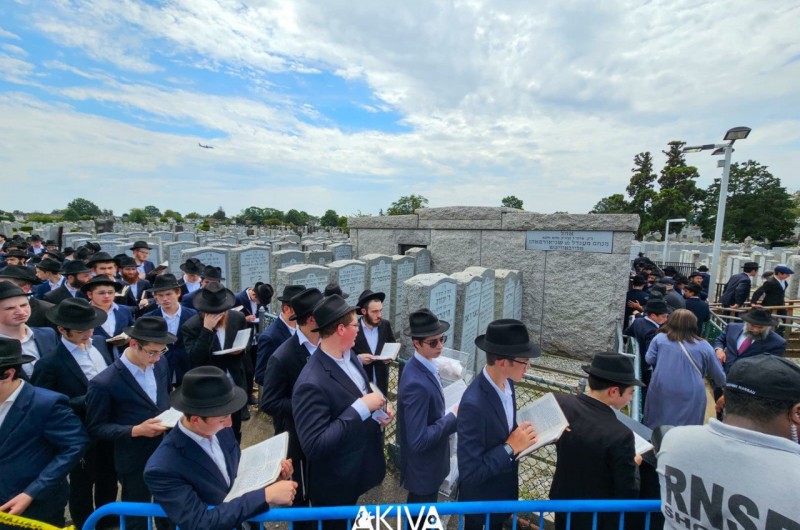 בן יכבד אב: המונים באוהל הק' ביום ההילולא כ' מנחם אב