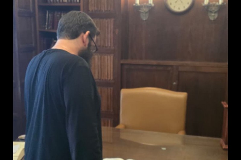 רגע לפני חזרתו ללשכת נתניהו: התפילה של אוריך בכפר חב