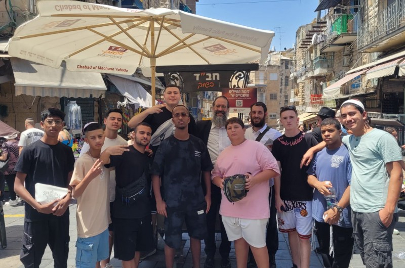 סגר מעגל: השליח החדש לנוער בכפר יונה הרב מוטי אהרונסון, שהיה מאייש בקביעות את דוכן התפילין במחנה יהודה, הביא היום את הצעירים מכפר יונה והניח איתם באותו דוכן