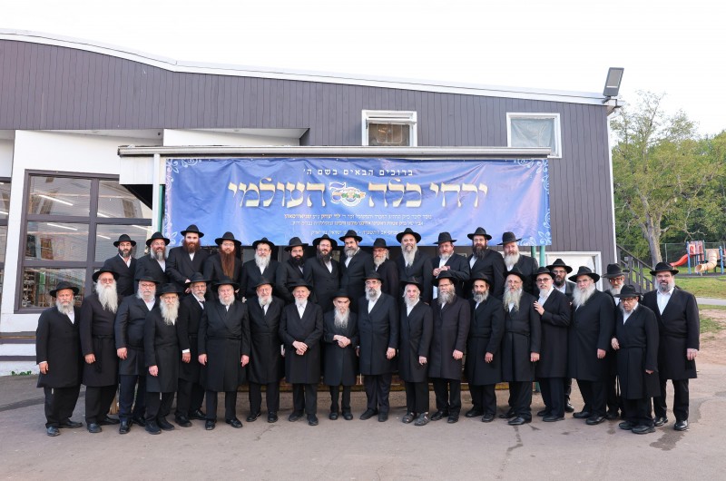 כשעה לפני שבת קודש, הרבנים החשובים המשתתפים בירחי כלה העולמי נעמדו לתמונה משותפת לפני שהמשיכו לתפילת מנחה ושיעור דא״ח מאת הרב נחמן שפירא, המשפיע של ישיבת אהלי תורה בקראון הייטס