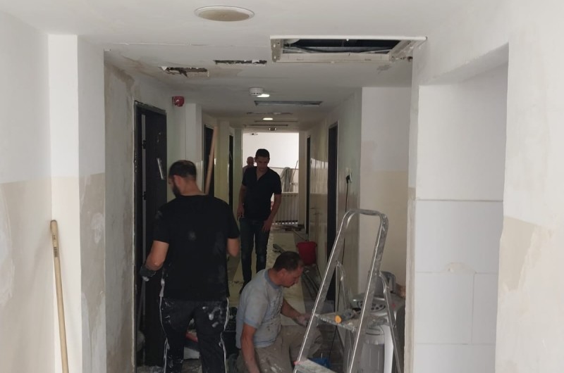 לקראת בואם את תלמידי שיעור א': בישיבה הגדולה 'תורת אמת' בירושלים, נערכים שיפוצים אחרונים בהיכל הלימוד ובבניין הפנימייה