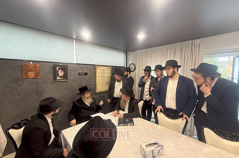 12 בחורים בישיבת חב