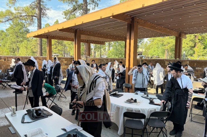 לפני הגרנד-קניון והאגמים: התיירים היהודים שמטיילים ב'בין הזמנים' בעיר פלאגסטאף שצפון אריזונה - נהנים מתפילות במניין בבית חב