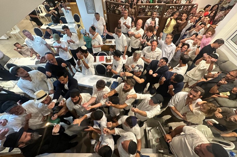 השיא של אוגוסט: כ-500 איש השתתפו בתפילות וסעודות השבת בבית חב