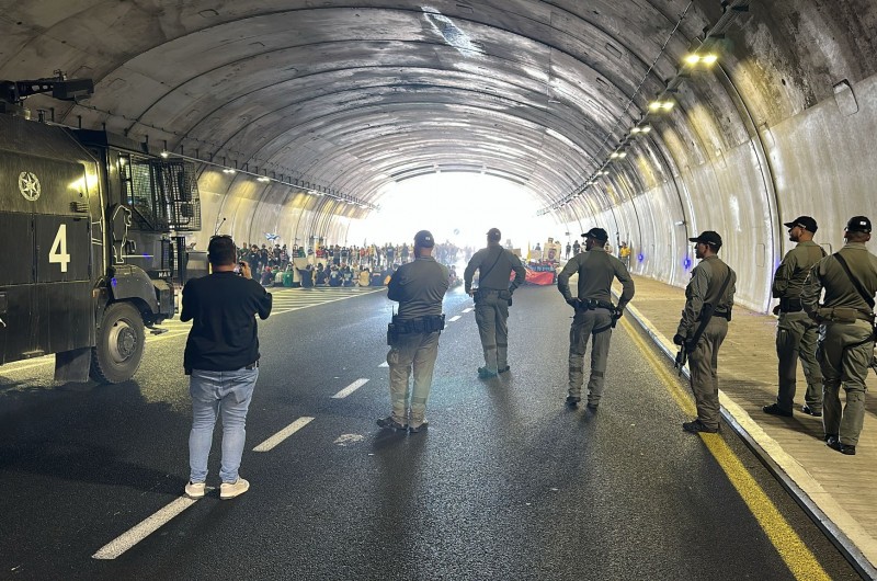 יום העצירה: השמאל יזם חסימות כבישים. הימין: 