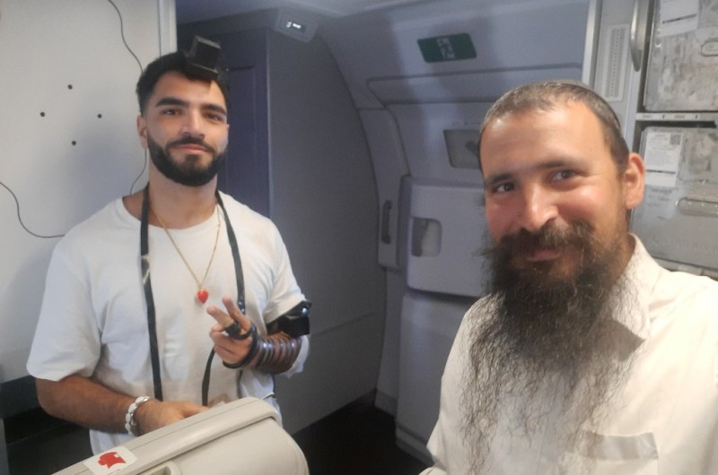 עם כובע וחליפה בדוחא ומבצע תפילין בחברת התעופה של קטאר: הצלם החב
