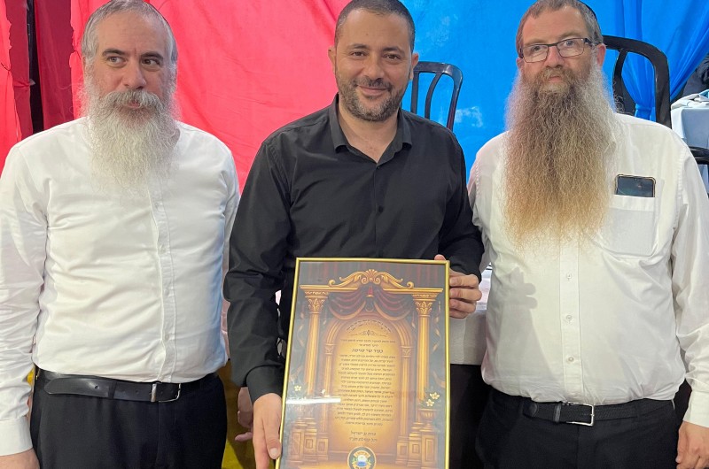 ראש העיר קרית גת - כפיר סויסה, שכיבד בהשתתפותו במעמד נעילת קעמפ 'גן ישראל קרית גת', התפעל מהחוויה החסידית שקיבלו החניכים ונשא דברי ברכה בפניהם. בסיום הוא קיבל תעודת הוקרה 