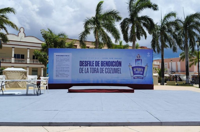בכיכר המרכזית של האי התיירותי קוזומל במקסיקו, התקיימה הכנסת ספר תורה לבית חב