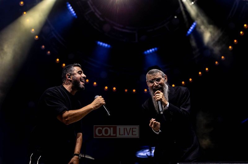 אל מול קהל של 14,000 איש: הזמר החב