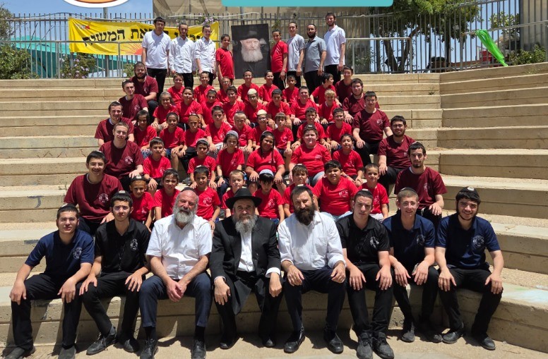 חיילי ומפקדי גן ישראל בעיר התיישבו לתמונה קבוצתית יחד עם רב הקהילה וחבר בי