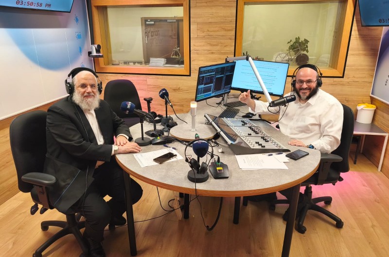 מוסיקת 'בין הזמנים': הזמר והיוצר החסידי שלמה כהן מתארח בתכנית 'חידודון' ברדיו 'קול ברמה' בהנחיית השדרן החב