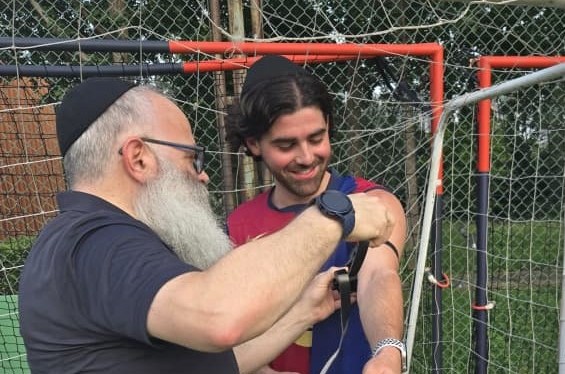 נפש בריאה בגוף בריא: שליח הרבי בבייג'ין שבסין - הרב שמעון פרוינדליך מזכה את חבר הקהילה היהודית במצוות תפילין, בעיצומו של משחק כדורגל קבוצתי