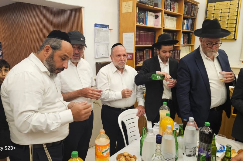 בין האורחים שמטיילים בצפון הארץ והגיעו לתפילות ושיעורי התורה בבית חב