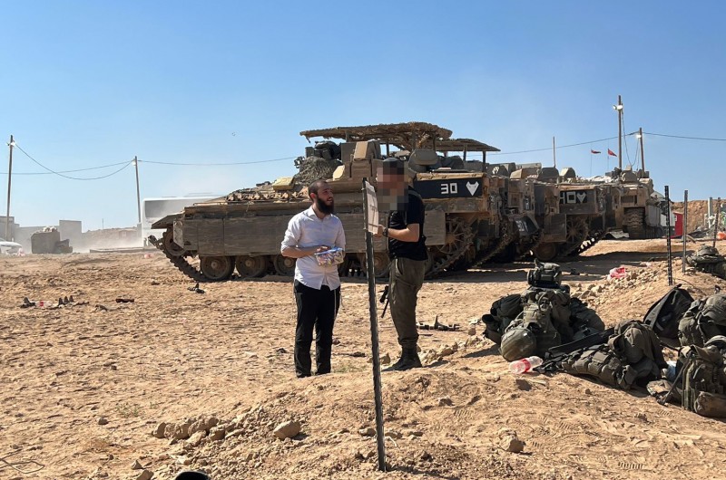 שליח הרבי באודסה הרב יעקב ניימרק ושליח הרבי לונג ביטש הרב אלי גודמן במסירת שיעור תורה ללוחמי השריון ליד עזה