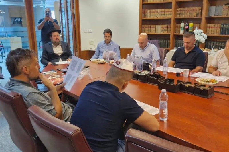 מעוז של קדושה: התניא הודפס בלשכת עורכי הדין בחיפה