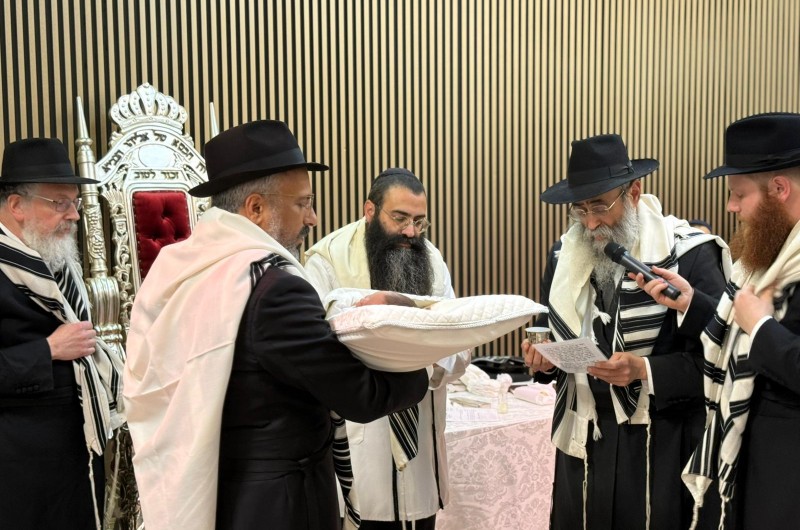 בקרית מלאכי נערכה שמחת ברית המילה לנכדו של ר' שניאור זלמן ג'רופי מרחובות, בן לחתנו ר' יואל איידעלמאן ורעייתו שיחי'. המרא דאתרא הרב מנחם מענדל גלוכובסקי כובד בברכות • מזל טוב!