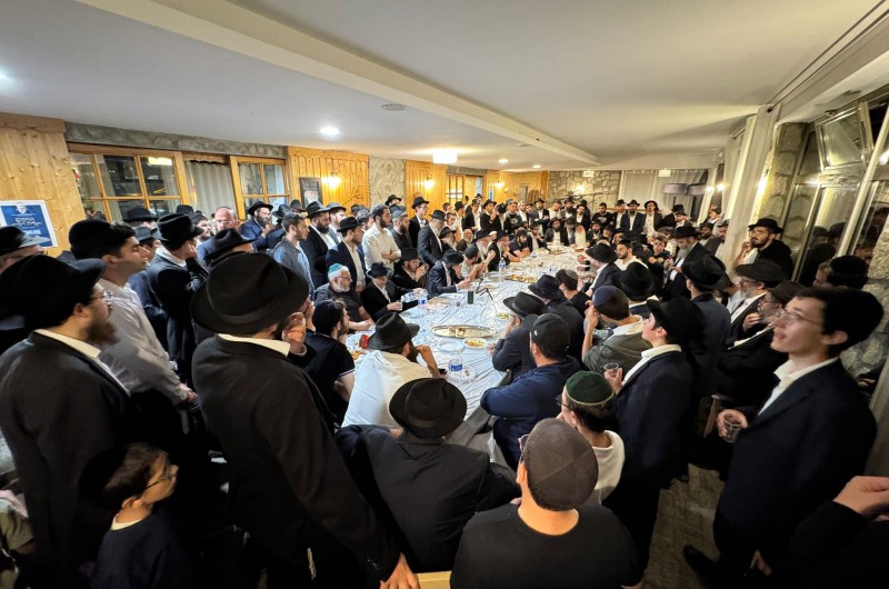 מעמד 'ירחי כלה' בסמינר השנתי של 'בית ליובאוויטש' בהרי האלפים הצרפתיים, עם מאות משתתפים ששמעו פלפולים מפי אורח הכבוד ראש ישיבת תו