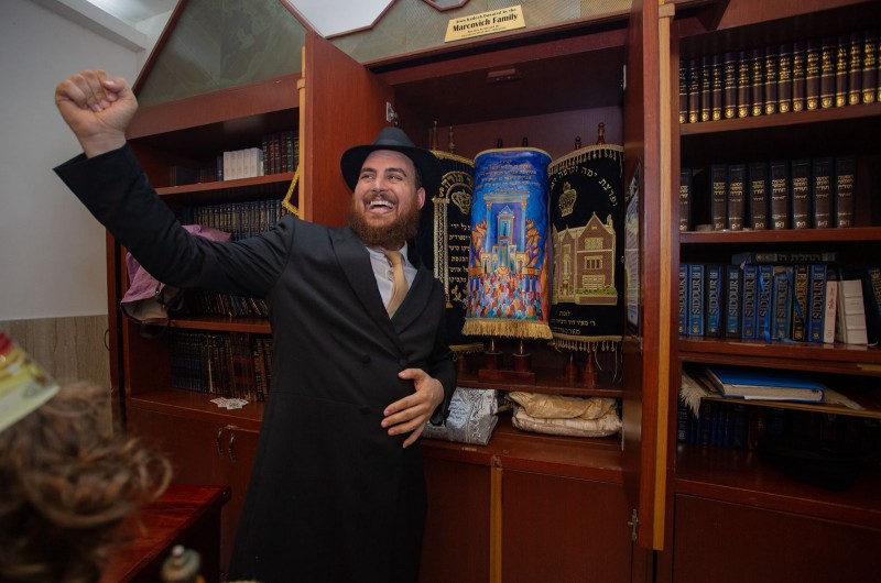 לרגל 16 שנות פעילות: שליח הרבי באי קוזומל שבמקסיקו - הרב דודי כפלין, עם ספר התורה החדש שנכנס לבית חב