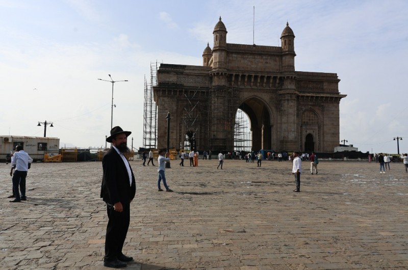 מומבאיי שבהודו: לובעצקי ממשיך לטייל בבתי חב