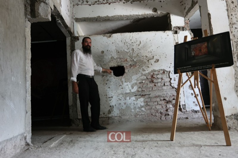 במהלך ביקורו במומבאיי שבהודו, ביקר הצלם החב