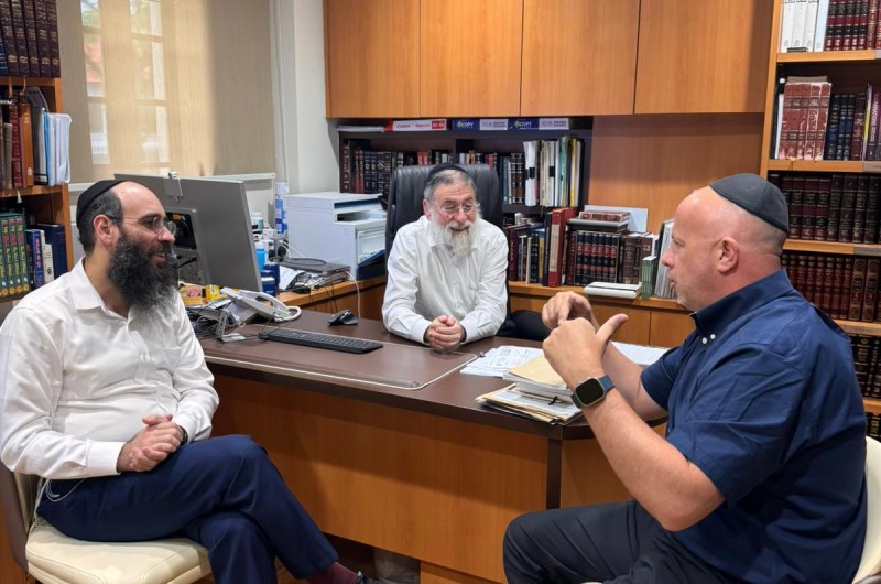 איש התקשורת והשדרן הוותיק מנחם טוקר טייל ב'בין הזמנים' במדינת סינגפור עם משפחתו. רגע לפני שטס חזרה ארצה, הוא נפגש עם שלוחי הרבי - הרב מרדכי אברג'ל והרב נתנאל ריבני ושמע מהם על פעילות הבית חב