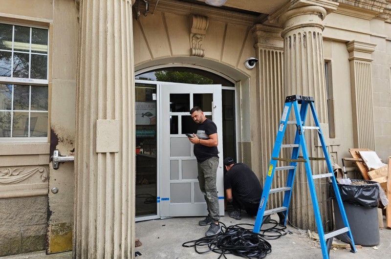 דלתות הכניסה הראשית ל-1414 הוחלפו לביטחון הפנימייה