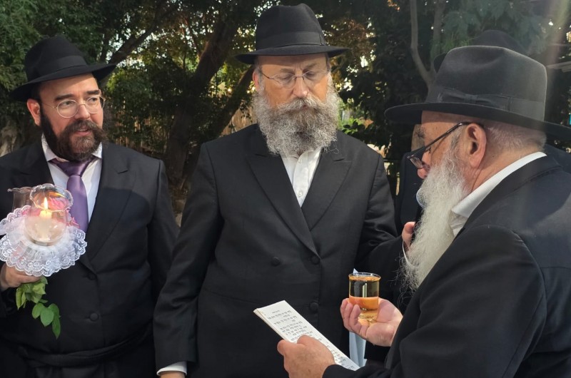 באולם 'הפרדס' ברחובות נערכת חתונת התמים מענדל סגל מברינואה, צרפת, עב