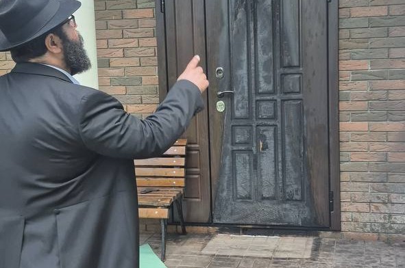 שליח הרבי חיזק את הקהילה לאחר ניסיון הצתת בית הכנסת