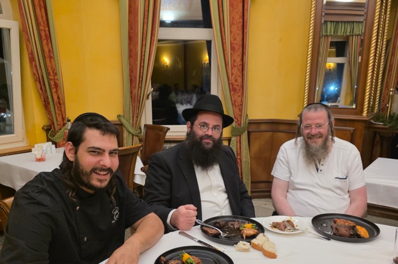 רבה הראשי של בולגריה ושליח הרבי בעיר סופיה - הרב יוסף סלמון, בחופשה של חברת דאצ'ה בעיירת בורוביץ' במדינה, לצדם של הרב ישראל בוקשפן מנהל הנופש, והשף מוישי גרליץ