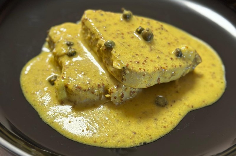 ירים לכם את כל הארוחה: כך תכינו סטייק טונה ברוטב חרדלי