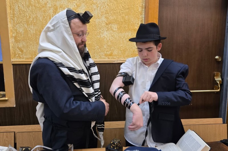 ב-770 נערכה חגיגת בר המצווה לתמים שניאור זלמן גערליצקי, בנו של השליח הרב לוי יצחק גערליצקי מתל אביב, בהשתתפות הדוד הרב קלמן ויינפלד, רב בית הכנסת בית אליעזר יצחק בשכונה