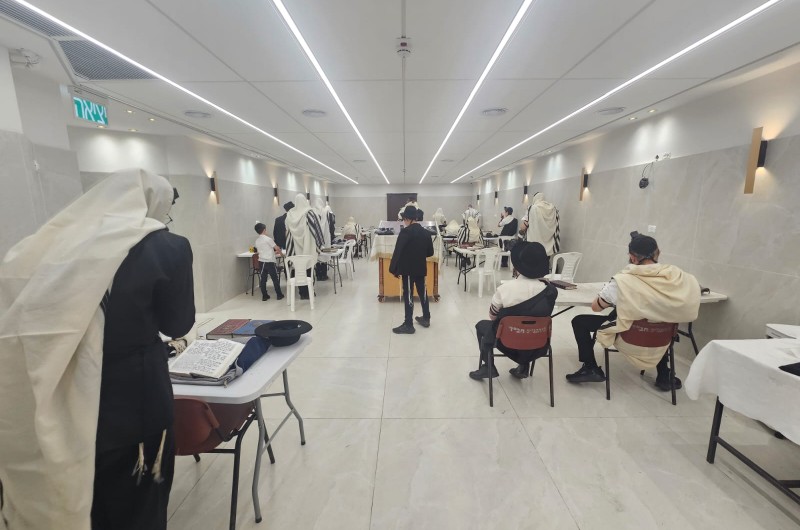 אחד ממנייני תפילת שחרית של ראש חודש אלול, בהיכל התפילה החדש, שחודש לאחרונה, בקומת הקרקע של בית כנסת חב