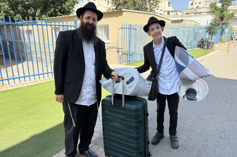 מרוגשים עם ההורים: תלמידי שיעור א' בלוד הגיעו לישיבה