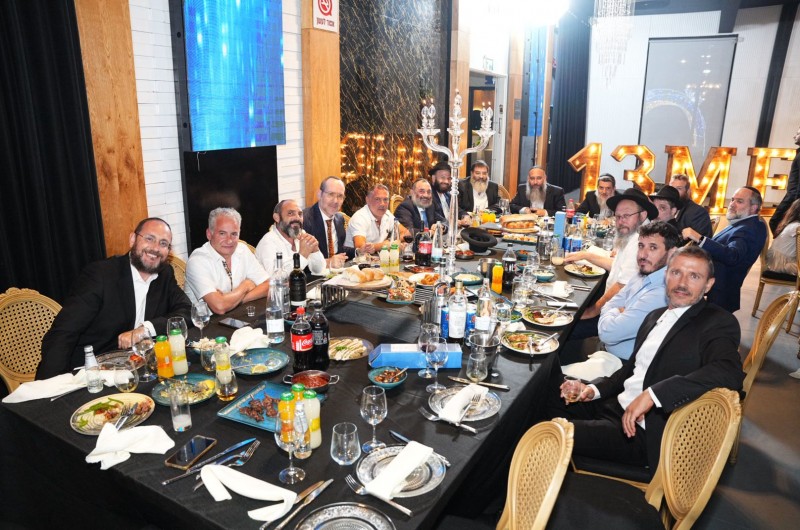 באשדוד נערכה אמש חגיגת בר מצווה של הת' מנדי מור בנו של ר' פיני מור, בהשתתפות ידידים ובני המשפחה • מזל טוב!