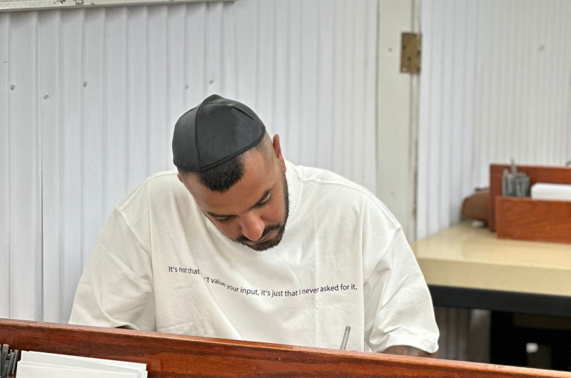 הזמר איתי לוי הגיע לבקר באוהל הק' של הרבי ונשא תפילה. אחד התמימים שניצב בכניסה מסר לו את הספר 