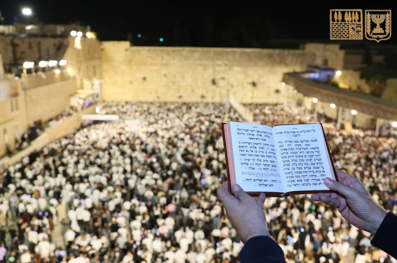 אֲדוֹן הַסְּלִיחוֹת: רבבות השתתפו הלילה במעמד סליחות ראשון לשנה זו ברחבת הכותל המערבי במעמד שורדי שבי ובני משפחות החטופים (צילום: הקרן למורשת הכותל המערבי)
