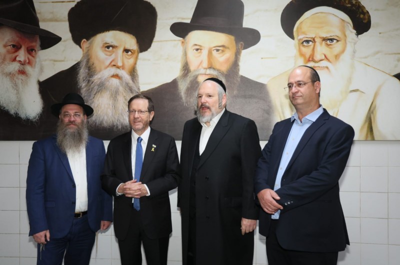 על רקע אדמו