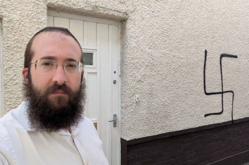 האנטישמיות ממשיכה בממלכה הבריטית: צלב קרס רוסס על ביתו של שליח הרבי בעיר בורנמות' שבאנגליה הרב בנצי אלפרוביץ'. הרשויות פתחו בחקירה
