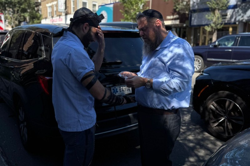 דוור יהודי שהסתובב בקראון הייטס נעצר להניח תפילין ברחוב קינגסטון עם מענדי פרוס ודודי פרקש, בפעם השנייה בחייו. פרוס הבחין בו וביקש מפרקש את התפילין כדי להציע ליהודי. כך זה נראה