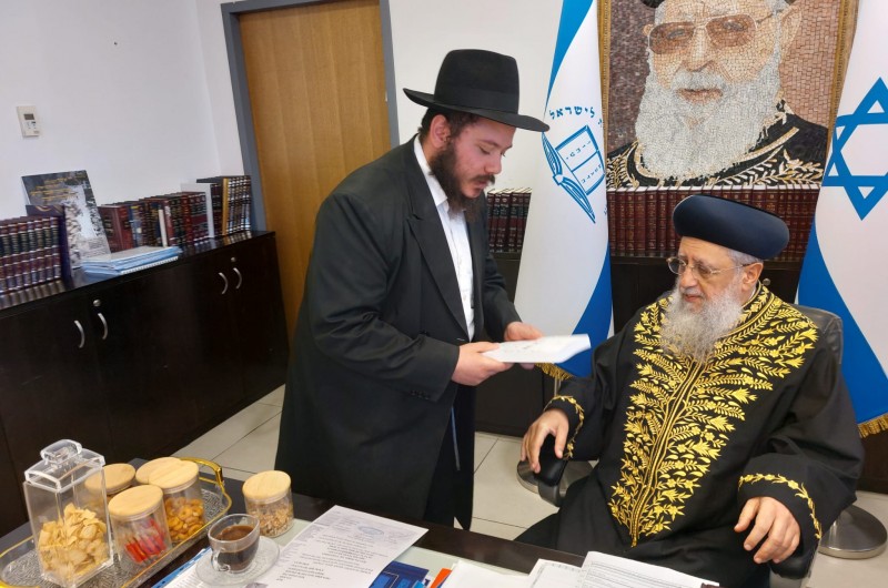 השוחט הרב אליהו שלמה עזאגווי בפגישה עם הראשון לציון הרב דוד יוסף, העניק לו את ספרו החדש 'אש תמיד' ובו לקט חידושי תורה ומאמרים בנושאי שחיטה ועוד, כדי לקבל את הסכמתו. הראשון לציון התפעל והביע הערכה