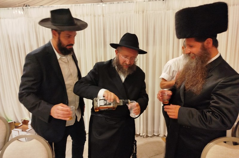 ראש מועצת עמנואל הרב אליהו גפני וסגנו נציג חב