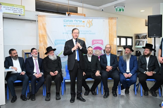 נשיא המדינה בהצדעה לדור השלוחים הבא, ב