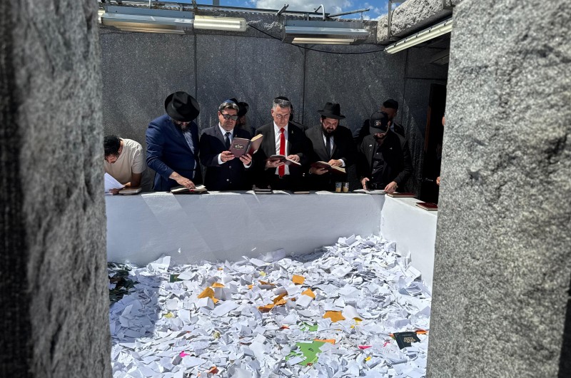 שר החוץ סער והקונסול אקוניס ביקרו באוהל הק' של הרבי