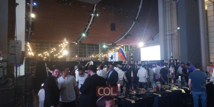 באולם פרדס ברחובות מתקיימת הלילה חתונה של שלוחי הרבי לרוסיה: משפחת מאיירס אורנבורג ומשפחת וגנר קראסנויארסק. מזל טוב!