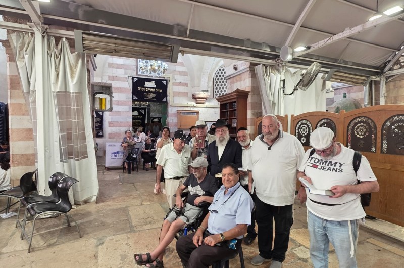 ברכנו אבינו: קבוצה של מקורבי בית חב