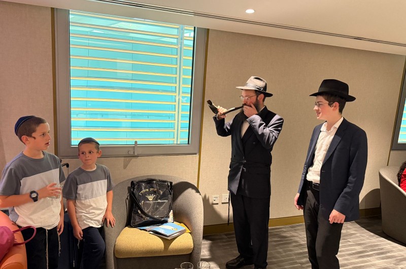 שליח הרבי ורבה של סמולנסק ברוסיה - הרב לוי יצחק מונדשיין, בתקיעת שופר בשדה התעופה באבו דבאי, בדרך מארצות הברית למקום שליחותו עם משפחתו