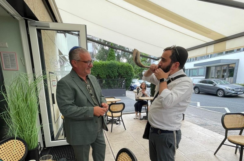 כנגד האנטישמיות במדינה: הרב מוישי מנדלסון משלוחי הרבי בפרנקפורט שבגרמניה מזכה את היהודים שפוגש ברחובה של עיר, בשמיעת קול השופר לרגל חודש אלול